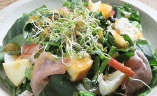 サラダほうれん草とふじ林檎のサラダ〜リコッタチーズと〜