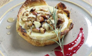 焼きカマンベールチーズとナッツのキッシュ風