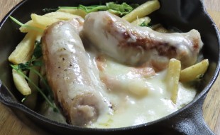 タレッジオチーズとソーセージのオーブン焼き