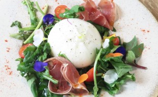 究極のフレッシュチーズ！ブッラータ〜ハモンセラーノとルッコラのサラダ仕立て〜