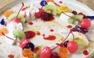 水牛モッツァレラとさくらんぼのカプレーゼ