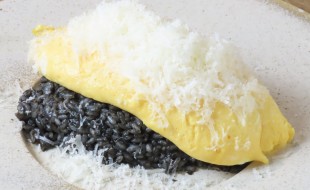 イカ墨とドライトマトのリゾット〜ふわとろオムレツを添えて〜